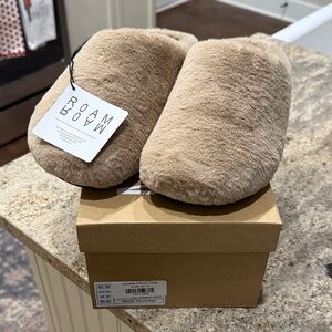 Roam cloud clog slippers